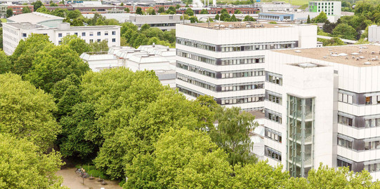 BCI-Gebäude Das Gebäude der Fakultät Bio- und Chemieingenieurwesen ist von grünen Bäumen umgeben.