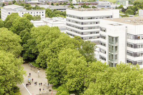 Das Gebäude der Fakultät Bio- und Chemieingenieurwesen ist von grünen Bäumen umgeben.