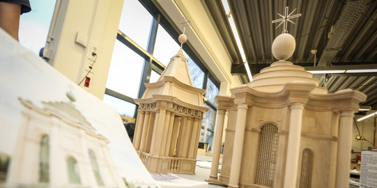 Holzmodelle in der Modellbauwerkstatt Zwei Holzmodelle aus der Modellwerkstatt, die einer Kapelle ähneln.