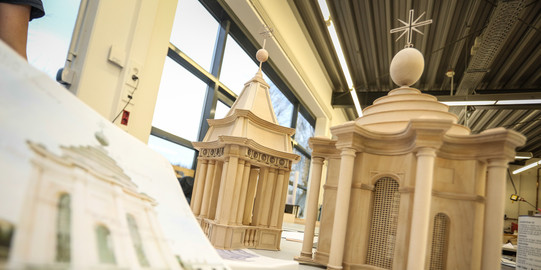 Zwei Holzmodelle aus der Modellwerkstatt, die einer Kapelle ähneln.