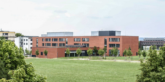 Das Seminarraumgebäude von weitem.
