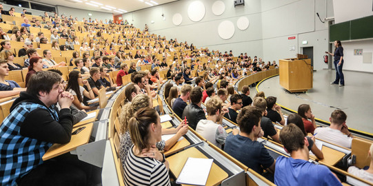 Vorlesung Hörsaal Studierende sitzen in einer Vorlesung im Hörsaal.