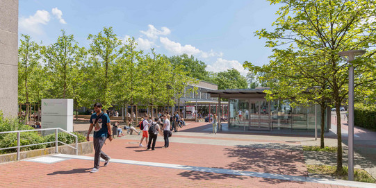 Campus Süd mit Rudolph-Chaudoire-Pavillion und Studenten im Sommer