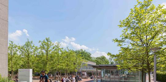Campus Süd mit Rudolph-Chaudoire-Pavillion Campus Süd mit Rudolph-Chaudoire-Pavillion und Studenten im Sommer