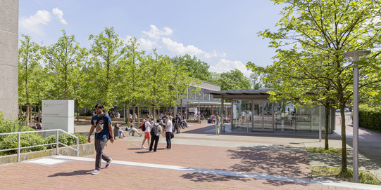 Campus Süd mit Rudolph-Chaudoire-Pavillion und Studenten im Sommer