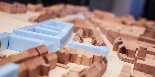 Modellbauwerkstatt_10 Ein kleines Modell einer Stadt aus Holz ist zu sehen.