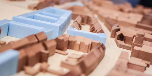 Ein kleines Modell einer Stadt aus Holz ist zu sehen.