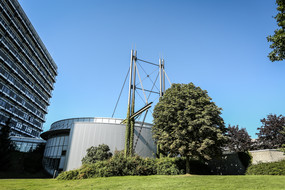Das Mathematikgebäude und das Audimax vor blauem Himmel