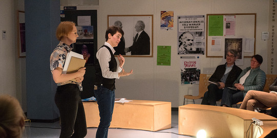 Theateraufführung Zwei Schauspieler bei einer Theateraufführung.