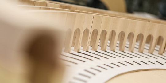 Nahaufnahme eines Holzmodells Nahaufnahme eines in der Modellbauwerkstatt gefertigten Holzmodells