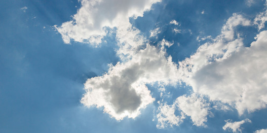 Wolkenhimmel Ein blauer Himmel mit kleinen weißen Wolken.